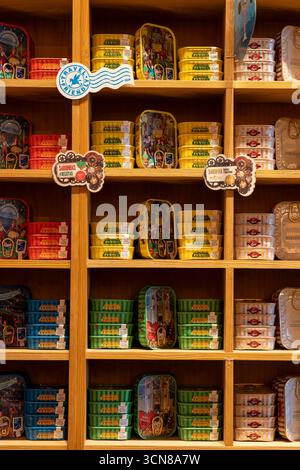Comur Sardinen und andere Fischprodukte in dosen, Beliebtes souvenir aus Portugal, Flagship Store, in Farm, Algarve, Portugal Faro *** Comur sardines et autres produits de poisson en conserve, souvenir populaire du Portugal, magasin phare, in Farm, Algarve, Portugal Faro Banque D'Images