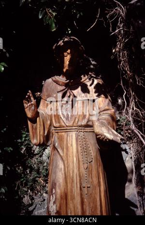 San Juan Capistrano, CA., États-Unis mai 1981. La Grande église en pierre de la mission, composée de pierres naturelles et de briques rouges cuites, a commencé en 1797 et s’est achevée en 1806. Le 8 décembre 1812, un grave tremblement de terre a effondré le toit de l’Église tuant plus de 40 paroissiens. La Grande église de pierre n'a pas été reconstruite et reste telle que vous la voyez aujourd'hui Banque D'Images