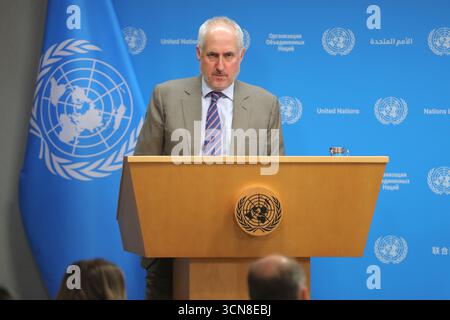New York, États-Unis. 19 septembre 2025. NEW YORK, NEW YORK - 19 SEPTEMBRE : Stéphane Dujarric, porte-parole du Secrétaire général des Nations Unies Antonio Guterres, informe les journalistes lors du briefing quotidien de midi au Siège de l'ONU le 19 septembre 2025. La session intervient moins d’une semaine avant l’ouverture de la 80e Assemblée générale des Nations Unies, offrant des mises à jour sur les questions mondiales et les préparatifs du débat de haut niveau. (Photo : Giada Papini Rampelotto/EuropaNewswire/Sipa USA) crédit : Sipa USA/Alamy Live News Banque D'Images