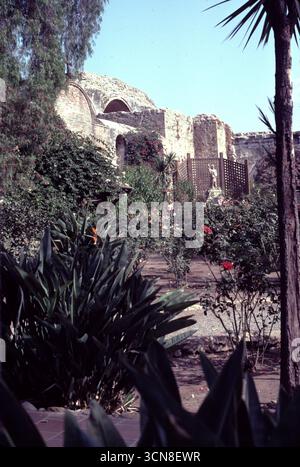 San Juan Capistrano, CA., États-Unis mai 1981. La Grande église en pierre de la mission, composée de pierres naturelles et de briques rouges cuites, a commencé en 1797 et s’est achevée en 1806. Le 8 décembre 1812, un grave tremblement de terre a effondré le toit de l’Église tuant plus de 40 paroissiens. La Grande église de pierre n'a pas été reconstruite et reste telle que vous la voyez aujourd'hui Banque D'Images