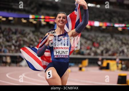 Amy Hunt de Grande-Bretagne célèbre avec un drapeau de l'Union après avoir remporté l'argent dans la finale du 200 mètres féminin lors des Championnats du monde d'athlétisme 2025 au stade national de Tokoyo le vendredi 19 septembre 2025. (Photo : Pat Isaacs | mi News) crédit : MI News & Sport /Alamy Live News Banque D'Images