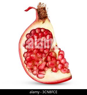 Coin de grenade mûre avec quelques graines rouges isolées. Grenade coupée en gros morceaux. Banque D'Images
