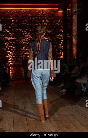 Londres, Royaume-Uni, le 17 septembre 2025, se déroulant dans la prestigieuse Tour de Londres, ce défilé de mode de Prophetik a présenté de beaux designs pour hommes et femmes pour SS26. L'artiste est Jeff Gamer du Tennessee aux États-Unis. Cela faisait partie de la London Fashion week 2025, qui se poursuit jusqu'au 22 septembre 2025., Andrew Lalchan Photography/Alamy Live News Banque D'Images