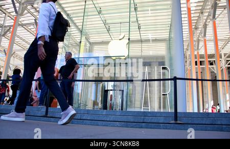 19 septembre 2025, New York City, New York : (NOUVEAU) iPhone 17 est prêt à être attrapé à l'Apple Store de New York. 19 septembre 2025, New York, USA : les clients font la queue dans une longue file à l’Apple Store de la 5e Avenue à New York pour récupérer l’iPhone 17, déjà précommandé en ligne ou pour voir la possibilité d’en acheter un. Selon Tim Cook, PDG d'Apple qui était présent lors du lancement à l'Apple Store vendredi (19), ''c'est le jour le plus important de l'année pour nous.''.crédit : Niyi Fote/Thenews2 (Foto : Niyi Fote/Thenews2/Zumapress) (image crédit : © Niyi Fote/TheNEWS2 via ZUMA Press Wire) USAGE ÉDITORIAL UNIQUEMENT Banque D'Images