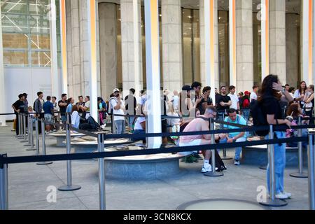 19 septembre 2025, New York City, New York : (NOUVEAU) iPhone 17 est prêt à être attrapé à l'Apple Store de New York. 19 septembre 2025, New York, USA : les clients font la queue dans une longue file à l’Apple Store de la 5e Avenue à New York pour récupérer l’iPhone 17, déjà précommandé en ligne ou pour voir la possibilité d’en acheter un. Selon Tim Cook, PDG d'Apple qui était présent lors du lancement à l'Apple Store vendredi (19), ''c'est le jour le plus important de l'année pour nous.''.crédit : Niyi Fote/Thenews2 (Foto : Niyi Fote/Thenews2/Zumapress) (image crédit : © Niyi Fote/TheNEWS2 via ZUMA Press Wire) USAGE ÉDITORIAL UNIQUEMENT Banque D'Images