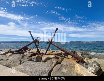 Saint Tropez, France - 13 juillet 2024 : paysage du centre-ville. Mémorial du débarquement de Provence - 15 et 17 août 1944. Ancres sous nuages bleus, Banque D'Images