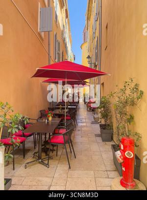 Saint Tropez, France - 13 juillet 2024 : paysage du centre-ville. Rue de la Ponche est une ruelle étroite et la moitié de l'espace est occupée par des tables et des chaises de b. Banque D'Images