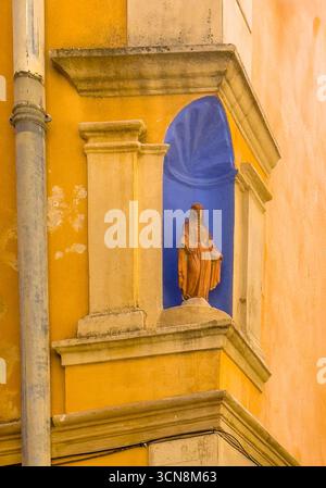 Saint Tropez, France - 13 juillet 2024 : paysage du centre-ville. Statue de la Vierge Marie dans la niche à l'angle de la rue de la Ponche et de la rue du petit Saint-Jean Banque D'Images