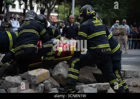 Mexico, Mexique. 19 septembre 2025. Heroic Fire Department a effectué des exercices de sauvetage hypothétiques dans différentes situations à risque telles que l'incendie, l'effondrement et le sauvetage canin lors du National Mega Drill 2025 en commémoration des tremblements de terre de 1985 et 2017. Le 19 septembre 2025 à Mexico, Mexique. (Photo de Marco Gonzalez / Eyepix Group / Sipa USA) crédit : Sipa USA / Alamy Live News Banque D'Images