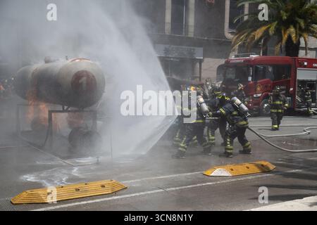 Mexico, Mexique. 19 septembre 2025. Heroic Fire Department a effectué des exercices de sauvetage hypothétiques dans différentes situations à risque telles que l'incendie, l'effondrement et le sauvetage canin lors du National Mega Drill 2025 en commémoration des tremblements de terre de 1985 et 2017. Le 19 septembre 2025 à Mexico, Mexique. (Photo de Marco Gonzalez / Eyepix Group / Sipa USA) crédit : Sipa USA / Alamy Live News Banque D'Images