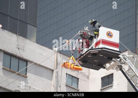 Mexico, Mexique. 19 septembre 2025. Heroic Fire Department a effectué des exercices de sauvetage hypothétiques dans différentes situations à risque telles que l'incendie, l'effondrement et le sauvetage canin lors du National Mega Drill 2025 en commémoration des tremblements de terre de 1985 et 2017. Le 19 septembre 2025 à Mexico, Mexique. (Photo de Marco Gonzalez / Eyepix Group / Sipa USA) crédit : Sipa USA / Alamy Live News Banque D'Images