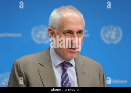 NEW YORK, NEW YORK – 19 SEPTEMBRE : Stéphane Dujarric, porte-parole du Secrétaire général des Nations Unies Antonio Guterres, informe les journalistes lors du briefing quotidien de midi au Siège de l’ONU le 19 septembre 2025. La session intervient moins d’une semaine avant l’ouverture de la 80e Assemblée générale des Nations Unies, offrant des mises à jour sur les questions mondiales et les préparatifs du débat de haut niveau. (Photo : Giada Papini Rampelotto/EuropaNewswire) Banque D'Images