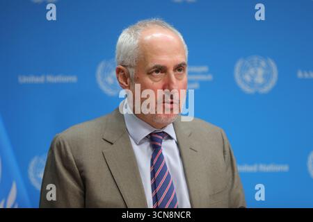 NEW YORK, NEW YORK – 19 SEPTEMBRE : Stéphane Dujarric, porte-parole du Secrétaire général des Nations Unies Antonio Guterres, informe les journalistes lors du briefing quotidien de midi au Siège de l’ONU le 19 septembre 2025. La session intervient moins d’une semaine avant l’ouverture de la 80e Assemblée générale des Nations Unies, offrant des mises à jour sur les questions mondiales et les préparatifs du débat de haut niveau. (Photo : Giada Papini Rampelotto/EuropaNewswire) Banque D'Images