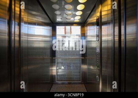 Ascenseur dans le clocher nouvellement construit de la cathédrale Alexandre à Narva, Estonie Banque D'Images