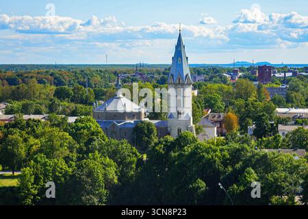 Vue aérienne de la cathédrale Alexandre de Narva, Estonie – architecture orthodoxe de style historiciste combinant des éléments néo-romans et néoclassiques Banque D'Images