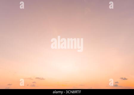 Beau ciel orange ou rouge du matin ou du soir pris à la mer est utilisé comme texture de fond naturel dans les œuvres d'art décoratif. Banque D'Images