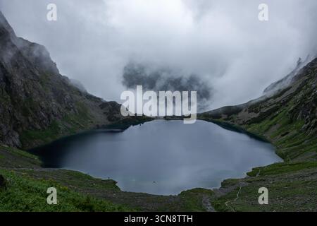 Lake Czarny Staw pod Rysami avec des nuages un jour de pluie. Parc national des Tatra, Pologne. Banque D'Images