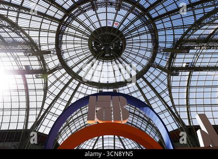 Paris, France. 19 septembre 2025. Le logo de FAB Paris est visible au Grand Palais, Paris, France, 19 septembre 2025. FAB Paris ouvre ses portes au public du 20 au 24 septembre, réunissant près de 100 exposants de renommée internationale. Crédit : Gao Jing/Xinhua/Alamy Live News Banque D'Images