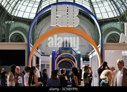 Paris, France. 19 septembre 2025. Les visiteurs visitent le FAB Paris lors d’une tournée de presse au Grand Palais, Paris, France, 19 septembre 2025. FAB Paris ouvre ses portes au public du 20 au 24 septembre, réunissant près de 100 exposants de renommée internationale. Crédit : Gao Jing/Xinhua/Alamy Live News Banque D'Images