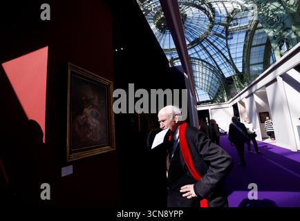 Paris, France. 19 septembre 2025. Un homme visite le FAB Paris lors d’une tournée de presse au Grand Palais, Paris, France, 19 septembre 2025. FAB Paris ouvre ses portes au public du 20 au 24 septembre, réunissant près de 100 exposants de renommée internationale. Crédit : Gao Jing/Xinhua/Alamy Live News Banque D'Images