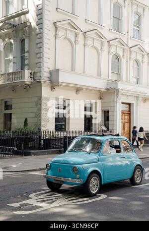 Fiat 500 d dans les rues de Kensington, Londres Banque D'Images