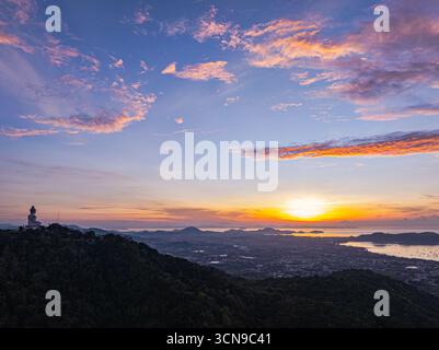 Vue aérienne Un paysage serein capturant les teintes douces de l'aube tandis que la brume s'installe sur des chaînes de montagnes lointaines sous un ciel aux couleurs pastel. Incroyable rose s Banque D'Images