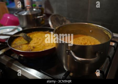 Un plan détaillé d'une casserole et d'une casserole remplie de fava grecque traditionnelle, un délicieux plat à base de pois cassés. Banque D'Images