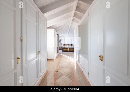 une image d'armoires blanches aménagées dans la chambre principale de l'immobilier méditerranéen de luxe Banque D'Images