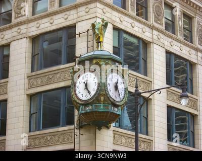 Une horloge pittoresque au coin de la rue chez Wabash & Wacker à Chicago, avec un double visage. Banque D'Images