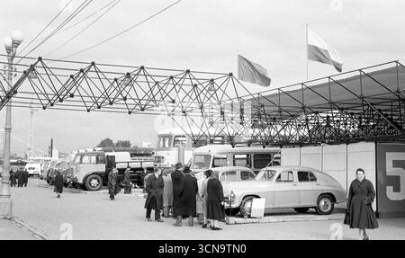 Moscou, URSS, - 10 septembre 1959 : voitures, camions et autobus à l'exposition industrielle polonaise dans le parc Gorky Banque D'Images
