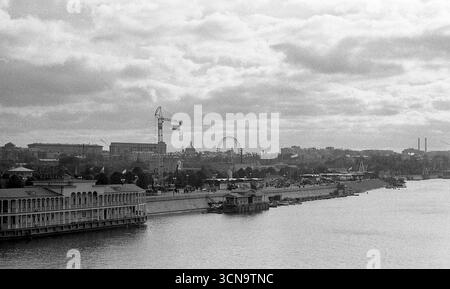 Moscou, URSS, - 10 septembre 1959 : Voir le parc Gorki et la rivière Moskva pendant l'exposition industrielle polonaise Banque D'Images