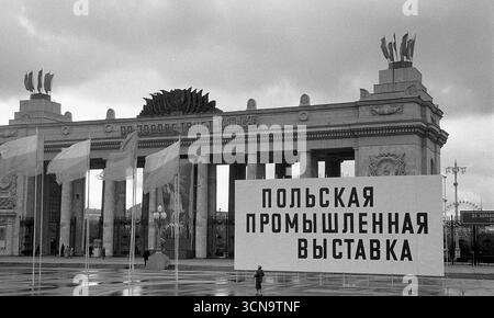 Moscou, URSS, - 10 septembre 1959 : entrée principale du parc Gorki et affiche avec inscription 'exposition industrielle polonaise' Banque D'Images