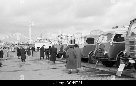 Moscou, URSS, - 10 septembre 1959 : ligne de camions polonais à l'exposition industrielle polonaise dans le parc Gorky Banque D'Images