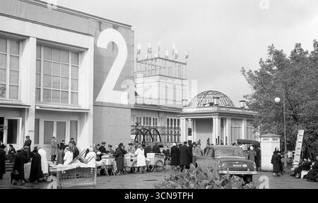 Moscou, URSS, - 10 septembre 1959 : pavillon n° 2 à l'exposition industrielle polonaise dans le parc Gorky Banque D'Images