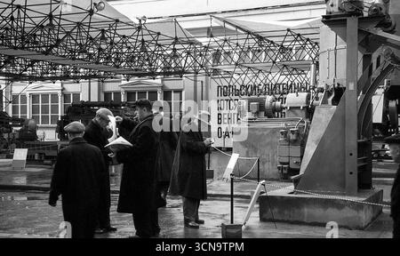 Moscou, URSS, - 10 septembre 1959 : pavillon avec équipement industriel pour la métallurgie à l'exposition industrielle polonaise dans le parc Gorky Banque D'Images