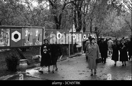 Moscou, URSS, - 10 septembre 1959 : allée du parc Gorky avec stands publicitaires de l'exposition industrielle polonaise Banque D'Images