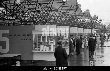 Moscou, URSS, - 10 septembre 1959 : produits alimentaires sur l'exposition industrielle polonaise dans le parc Gorky Banque D'Images