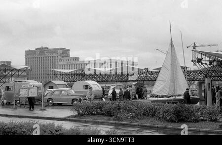 Moscou, URSS, - 10 septembre 1959 : produits de loisirs et de voyage sur l'exposition industrielle polonaise dans le parc Gorky Banque D'Images