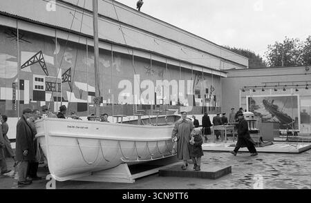 Moscou, URSS, - 10 septembre 1959 : bateau de sauvetage dans l'exposition industrielle polonaise dans le parc Gorky Banque D'Images