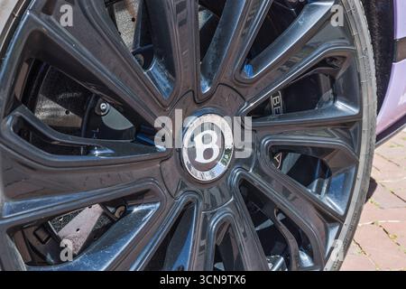 Jante en alliage noir Bentley gros plan avec logo et rayons. Vilnius, Lituanie, 2 juillet 2025 Banque D'Images