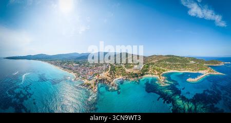 Vue aérienne du village de Sarti, Sithonia, Halkidiki, Grèce. Banque D'Images