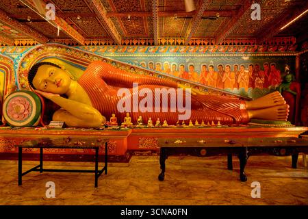 Statue de Bouddha couchée dans le temple Isurumuniya Rajamaha Viharaya, Anuradhapura, Sri Lanka Banque D'Images