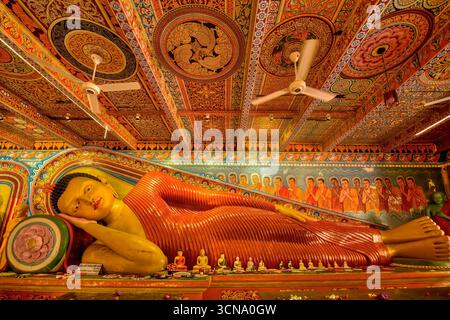 Statue de Bouddha couchée dans le temple Isurumuniya Rajamaha Viharaya, Anuradhapura, Sri Lanka Banque D'Images