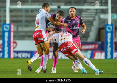 ST HLENES, ANGLETERRE - 19 septembre : Alex Mellor de Castleford Tigers est attaqué par Moses Mbye & Joe Batchelor de St Helens. Match de Betfred Super League entre St Helens et Castleford Tigers au Totally Wicked Stadium le 19 septembre 2025 à St Helens en Angleterre. (Photo de James Giblin) Banque D'Images