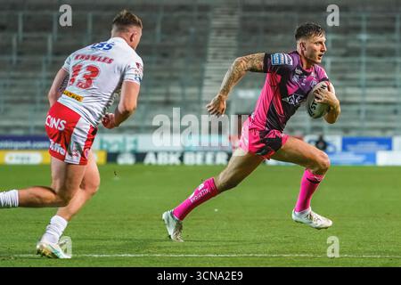 ST HLENES, ANGLETERRE - 19 septembre : Alex Mellor des Tigres de Castleford court pour trouver une lacune dans la défense des Saints. Match de Betfred Super League entre St Helens et Castleford Tigers au Totally Wicked Stadium le 19 septembre 2025 à St Helens en Angleterre. (Photo de James Giblin) Banque D'Images
