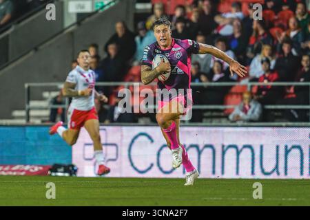 ST HLENES, ANGLETERRE - 19 septembre : Alex Mellor de Castleford Tigers se dirige vers la ligne d'essai. Match de Betfred Super League entre St Helens et Castleford Tigers au Totally Wicked Stadium le 19 septembre 2025 à St Helens en Angleterre. (Photo de James Giblin) Banque D'Images