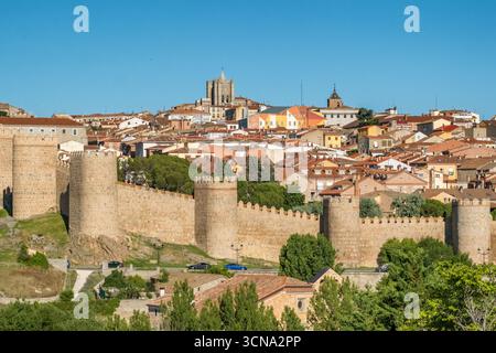 Murs médiévaux en pierre de la ville historique d'Avila, Espagne Banque D'Images