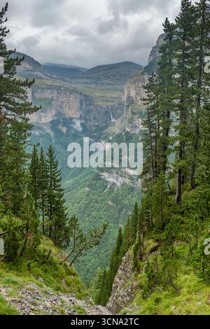 Randonnée dans la vallée d'Ordesa dans le parc national de Monte Perdido, Pyrénées espagnoles. Banque D'Images