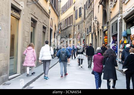 Touristes dans une rue à Florence, Italie Banque D'Images