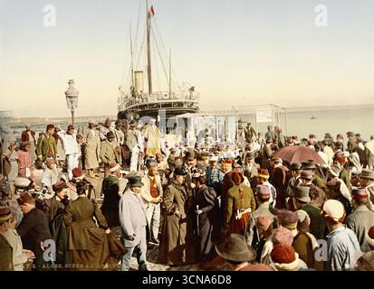 Arrivée d'un bateau à vapeur, Alger, Algérie, vers 1899 - carte postale colorée du 19ème siècle Banque D'Images